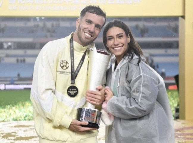 博鱼电竞-塞尔吉尼奥社媒晒照庆祝超级杯夺冠：中国足协超级杯冠军！