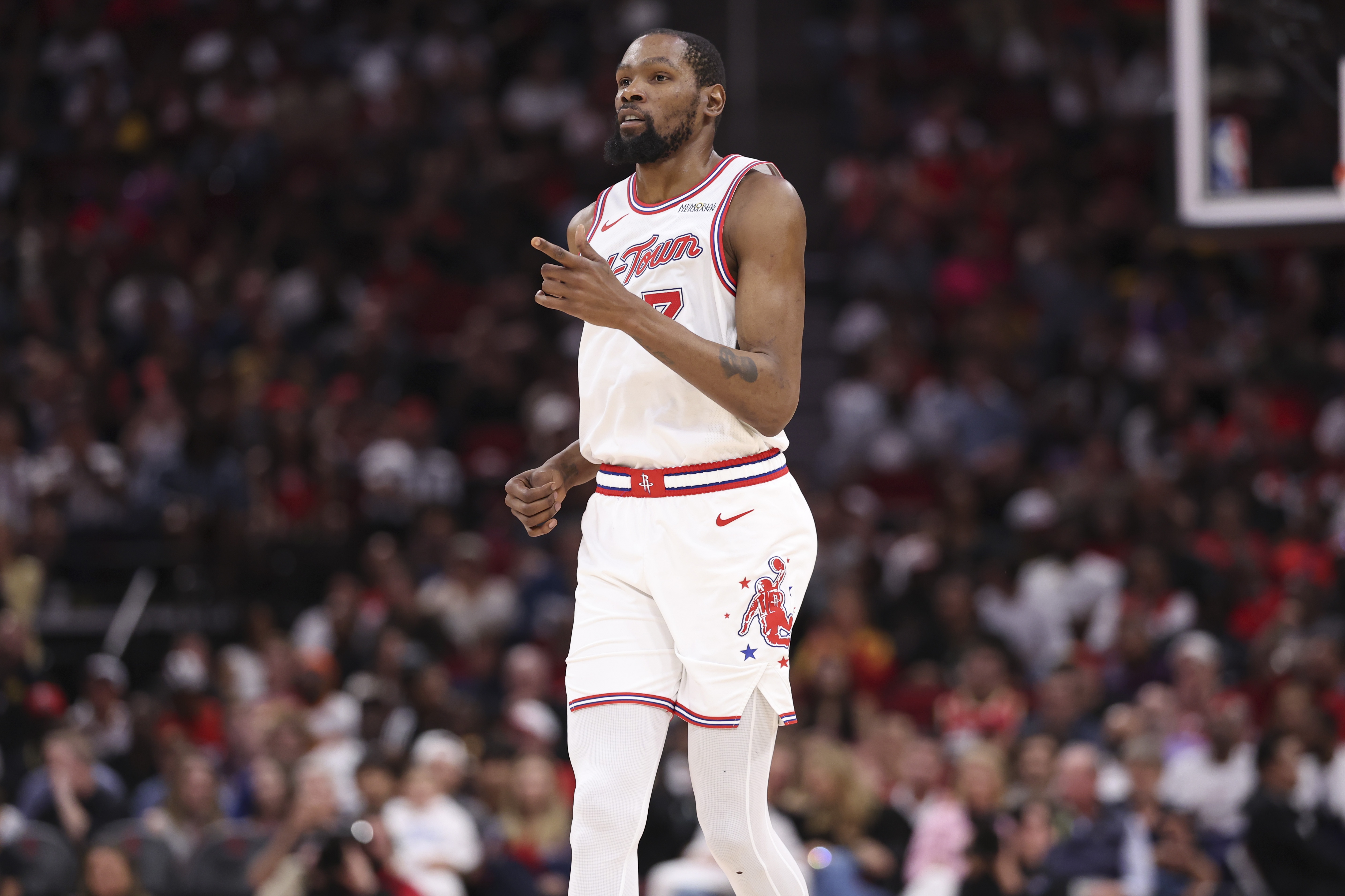 博鱼电竞官方网站-斯玛特：季后赛对阵杜兰特很残酷 他是史上最伟大球员之一