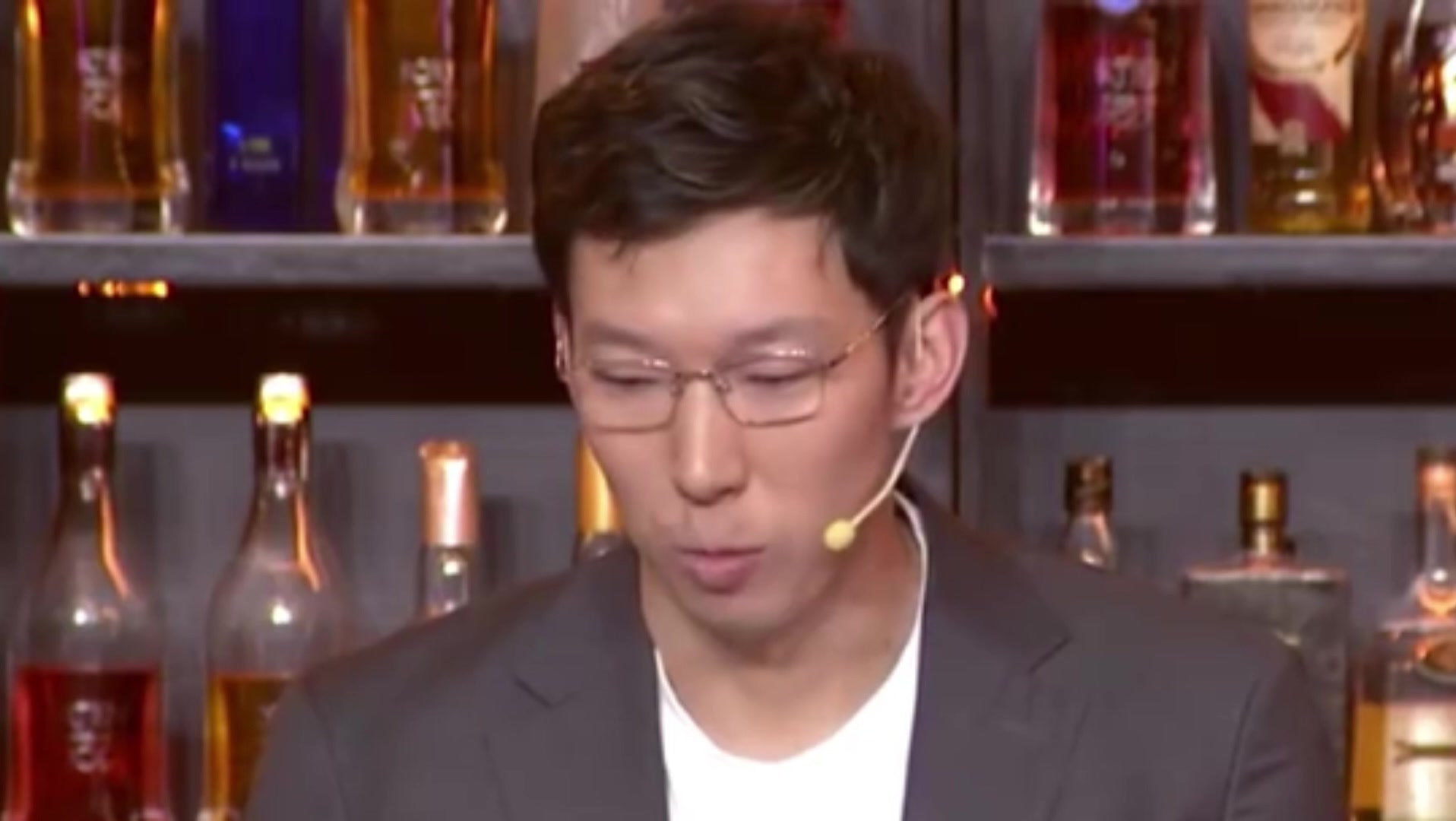 博鱼电竞官方app-周琦：看骑士打球就像看北京比赛 就是两个人在单打 其他人在看戏