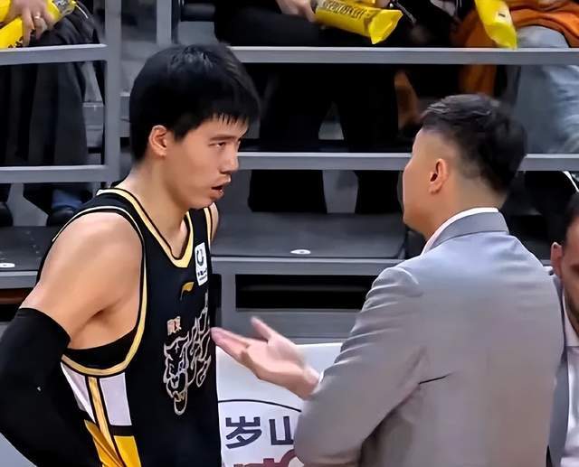 博鱼电竞官网-重磅：广东队内讧曝光：不堪忍受辱骂，焦泊乔更衣室与杜锋决裂